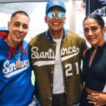 Daddy Yankee Instagram - Gracias Puerto Rico 🇵🇷 por el apoyo cada Domingo Familiar de @santurcelbprc Qué bonito ver el parque lleno de la cultura familiar boricua! Muchas gracias a mi hermano @babyrasta por tirar el primer lanzamiento y a nuestra @serranosisters por visitarnos. ✝️⚾️ 🥊🇵🇷