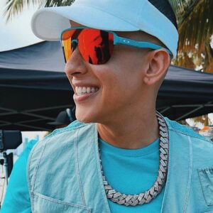 Daddy Yankee Instagram - Ta cogiendo sol en la 🌊 🏝️ 🏖️
Pero el ❤️‍🔥 lo tiene 🥶 🎵 

#Beachy