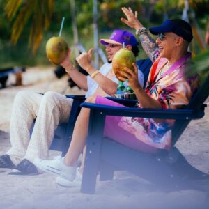 Daddy Yankee Instagram - Ta cogiendo sol en la 🌊 🏝️ 🏖️
Pero el ❤️‍🔥 lo tiene 🥶 🎵 

#Beachy