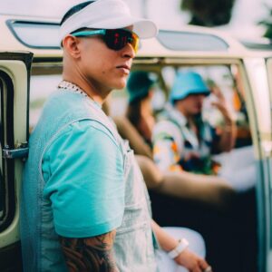 Daddy Yankee Instagram - Ta cogiendo sol en la 🌊 🏝️ 🏖️
Pero el ❤️‍🔥 lo tiene 🥶 🎵 

#Beachy