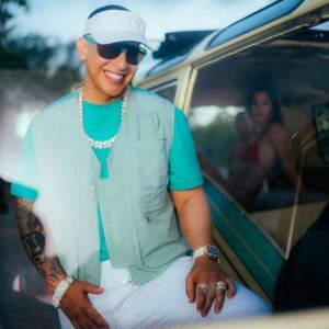 Daddy Yankee Instagram - Ta cogiendo sol en la 🌊 🏝️ 🏖️
Pero el ❤️‍🔥 lo tiene 🥶 🎵 

#Beachy