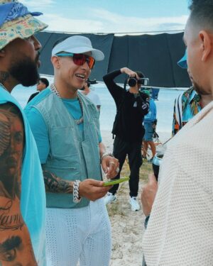 Daddy Yankee Instagram - Esta historia me motivó mucho. Conocí por primera vez a @omarcourtz en un concurso de Mini Daddy Yankee en el programa “NO TE DUERMAS” en Puerto Rico. 15 años después grabamos juntos el tema “BEACHY”. Una prueba más, que los sueños y las metas se cumplen. Ahora, a vacilar el verano en la BEACHY, en nombre de todos esos soñadores en el mundo! 

Young DY con Baby OC

BEACHY 🥥 BEACHY 🏖️ BEACHY ☀️