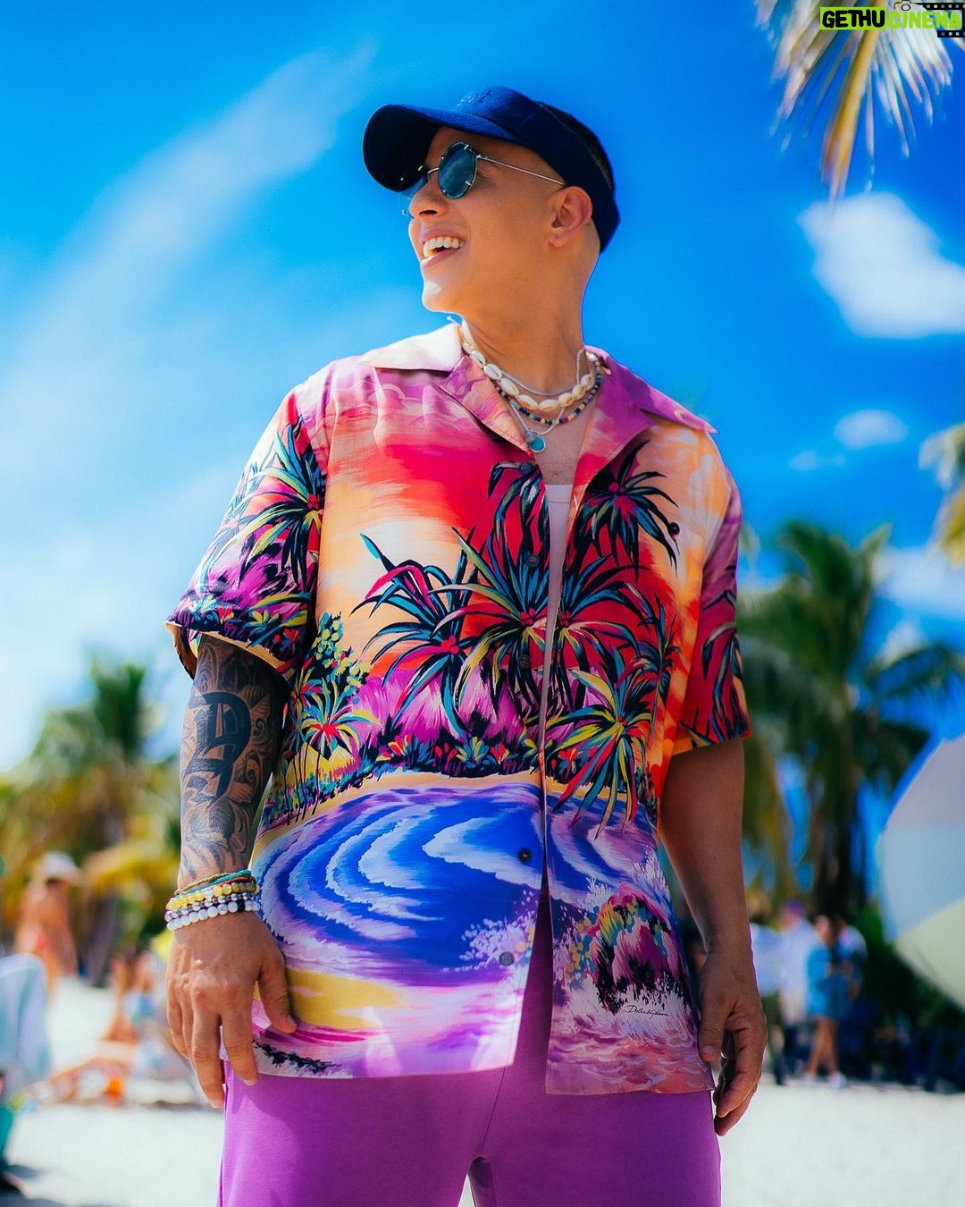 Daddy Yankee Instagram - Esta historia me motivó mucho. Conocí por primera vez a @omarcourtz en un concurso de Mini Daddy Yankee en el programa “NO TE DUERMAS” en Puerto Rico. 15 años después grabamos juntos el tema “BEACHY”. Una prueba más, que los sueños y las metas se cumplen. Ahora, a vacilar el verano en la BEACHY, en nombre de todos esos soñadores en el mundo! Young DY con Baby OC BEACHY 🥥 BEACHY 🏖️ BEACHY ☀️