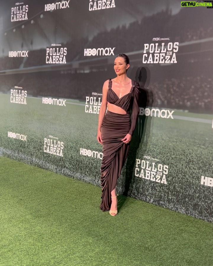 Dafne Fernández Instagram - Mañana se ESTRENA “Pollos Sin Cabeza” en @hbomaxes 🐥⚽️❤️🔥 Para la presentación escogí un espectacular vestido de @isabelsanchiscostura @justeneshoes @messikajewelry Style by @martadonday