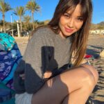 Dafne Fernández Instagram - En la playa. Si. Pero con jersey 😁