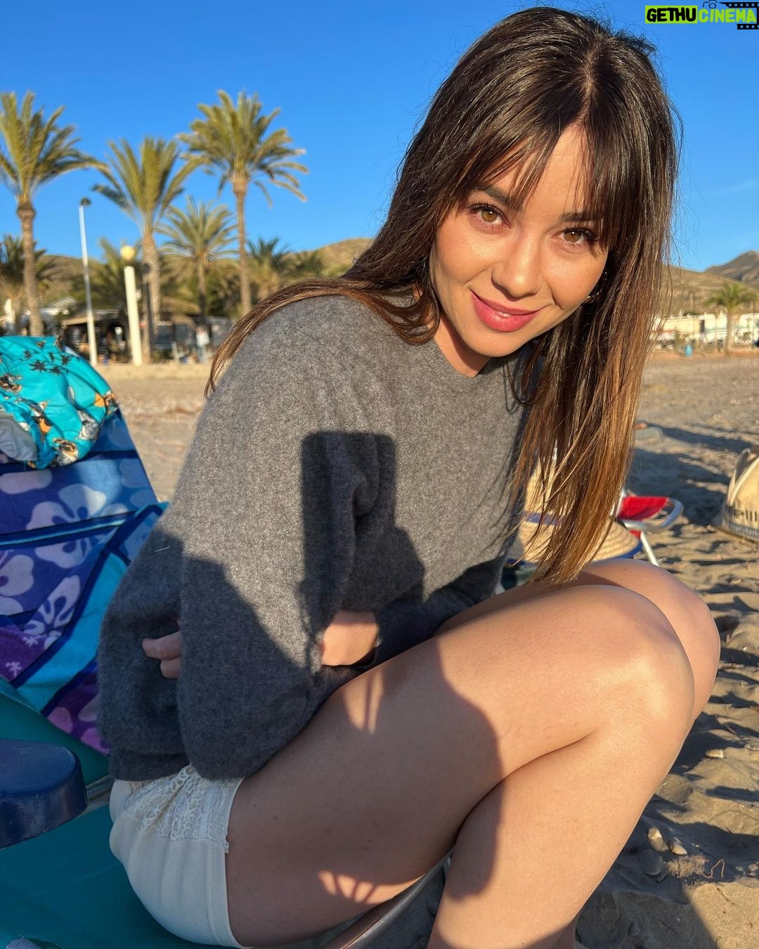 Dafne Fernández Instagram - En la playa. Si. Pero con jersey 😁