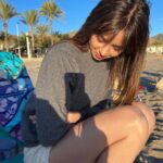 Dafne Fernández Instagram - En la playa. Si. Pero con jersey 😁