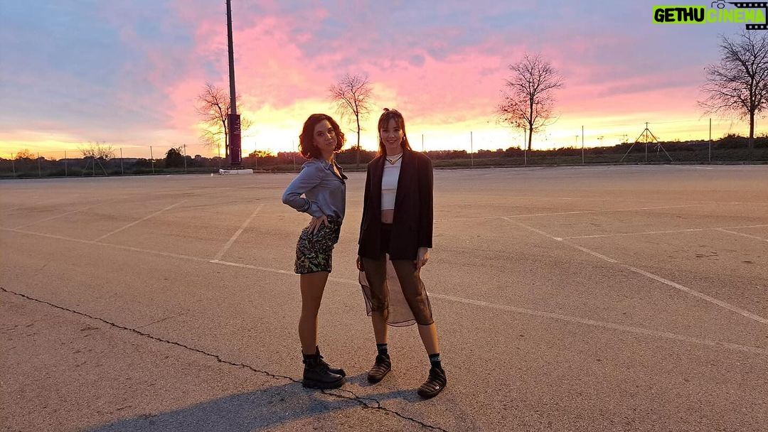Dafne Fernández Instagram - Mi hermana ficticia nos hace unos fotones de escándalo @marta_aledo ❤️🔥 #4estrellas temporada 2