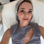 Dafne Fernández Instagram - Os cuento uno de mis trucos de belleza estrella, el Ultherapy! @clinicamiracueto Es lo que nos hacemos muchas actrices ya que es ideal para acompañar al envejecimiento porque reafirma y redefine el óvalo facial. Decimos que es un tratamiento que actúa como un LIFTING SIN CIRUGIA de forma realmente efectiva y con resultados naturales. Indicado para todo tipo de pieles, sin una edad determinada. Resultados en una sola sesión. Pero van mejorando notablemente entre los 90 y 180 días después de la sesión. En el tratamiento se emplean ultrasonidos focalizados y selectivos de alta precisión para producir un calor controlado entre 65 y 70°C en puntos muy determinados, consiguiendo una retracción dérmica inmediata, con resultados que se aprecian de manera evidente. Yo me lo hago una vez al año y ya llevo 3 haciéndomelo. Lo amo!! Como siempre yo confío en las mejores manos @dra.anacrespo En @clinicamiracueto Os dejo El Paso a paso en mis stories!