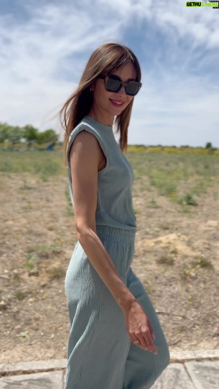 Dafne Fernández Instagram - Os presento la colección Lino de ESMARA🩶 No me puede gustar mas este conjunto que queda diviiiiiinooooo en tejidos de fibra natural y la producción respetuosa con el medioambiente. Ya lo tenéis disponible en @lidlespana ✨ #vístetelibreconesmara #publi Cámara @gonzalocaps 💘