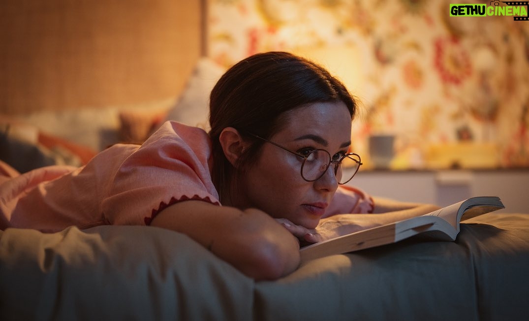 Dafne Fernández Instagram - Hora perfecta para empezar la maratón de capítulos de “Pollossincabeza” que ya está disponible ENTERITA en @hbomaxes 🐥⚽️🐥 @pokeepsie_films