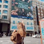 Dafne Fernández Instagram – Hoy he ido con mis churumbeles a verme en grande. No me acostumbraré a esto nunca. Ellos han flipado en colores🌈
“Pollos Sin Cabeza” entera el 28 de abril en @hbomaxes @pokeepsie_films