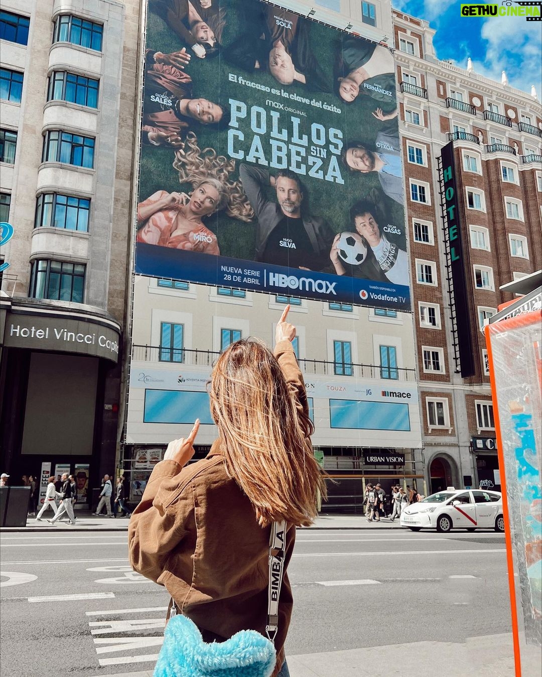 Dafne Fernández Instagram - Hoy he ido con mis churumbeles a verme en grande. No me acostumbraré a esto nunca. Ellos han flipado en colores🌈 “Pollos Sin Cabeza” entera el 28 de abril en @hbomaxes @pokeepsie_films