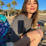 Dafne Fernández Instagram - En la playa. Si. Pero con jersey 😁