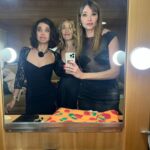 Dafne Fernández Instagram - A las Lasierra nos van los entierros🪦 Adoro mi trabajo #4estrellas 📸 @gualterdesa