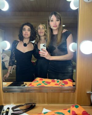 Dafne Fernández Instagram - A las Lasierra nos van los entierros🪦
Adoro mi trabajo
#4estrellas 

📸 @gualterdesa