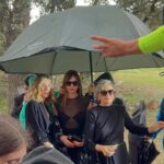 Dafne Fernández Instagram - A las Lasierra nos van los entierros🪦 Adoro mi trabajo #4estrellas 📸 @gualterdesa