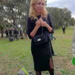 Dafne Fernández Instagram - A las Lasierra nos van los entierros🪦 Adoro mi trabajo #4estrellas 📸 @gualterdesa