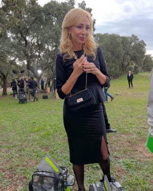 Dafne Fernández Instagram - A las Lasierra nos van los entierros🪦
Adoro mi trabajo
#4estrellas 

📸 @gualterdesa