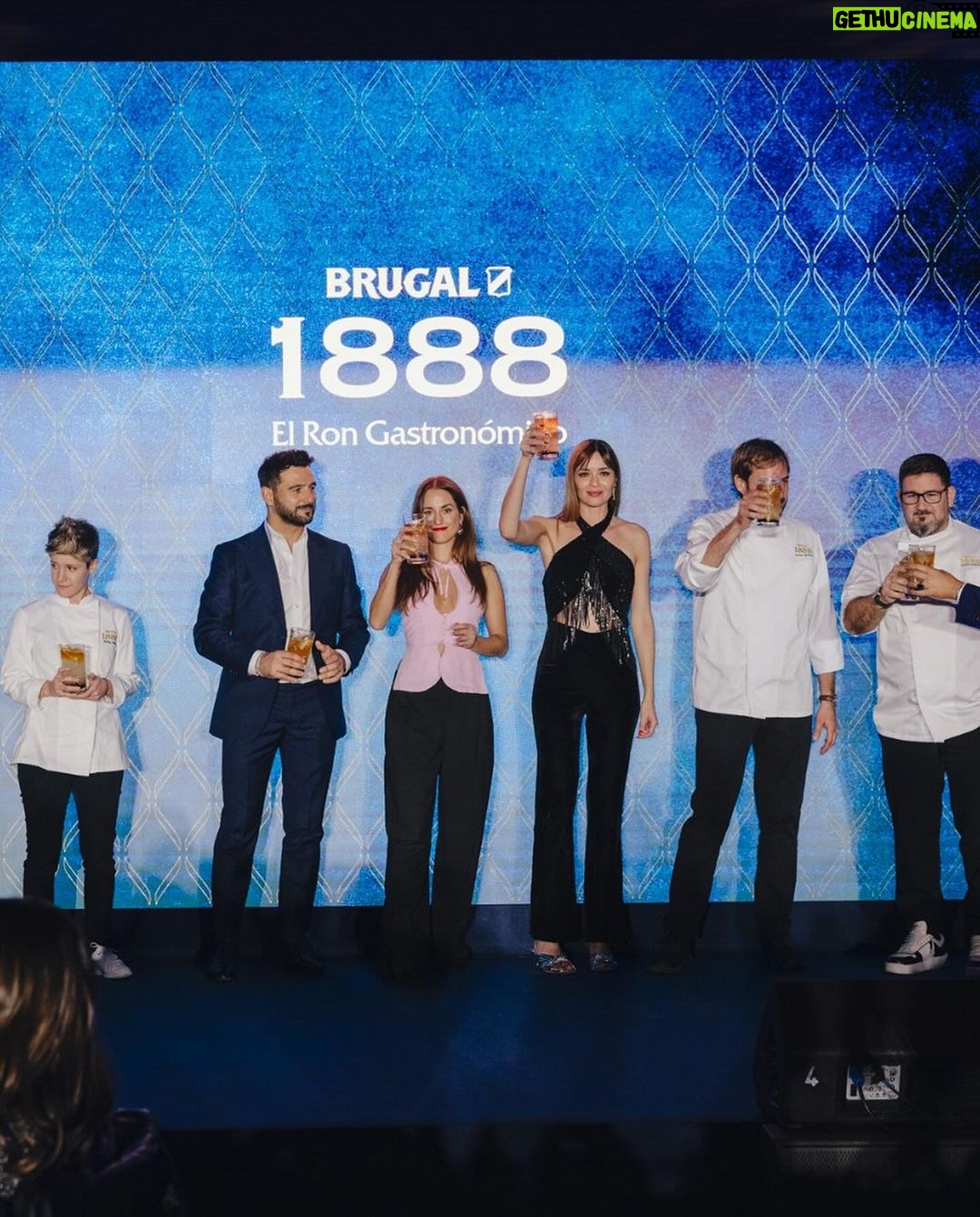 Dafne Fernández Instagram - El pasado jueves disfruté de un momento único junto a @ronbrugal_es y mis amigos @silvia__alonso y @avelazquezb 4 chef 👨🍳 👩🍳 maravillosos nos prepararon un menú que crearon inspirados en nuestra historia de amistad y ha sido una de las experiencias más increíbles de mi vida. Cómo han transladado a unos platos la esencia de nuestra amistad ha sido totalmente alucinante. En el evento se ha presentado la nueva edición de la unión de alta coctelería y alta gastronomía en una ruta gastronómica que podréis disfrutar por todo el país. #BrugalAmistadVerdadera #1888ElRonGastro (Disfruta de un consumo responsable) Publi Look @gualtercong Jerez de la Fra.