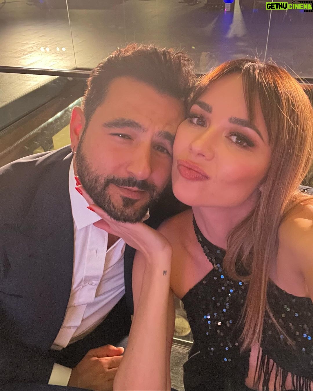 Dafne Fernández Instagram - El pasado jueves disfruté de un momento único junto a @ronbrugal_es y mis amigos @silvia__alonso y @avelazquezb 4 chef 👨🍳 👩🍳 maravillosos nos prepararon un menú que crearon inspirados en nuestra historia de amistad y ha sido una de las experiencias más increíbles de mi vida. Cómo han transladado a unos platos la esencia de nuestra amistad ha sido totalmente alucinante. En el evento se ha presentado la nueva edición de la unión de alta coctelería y alta gastronomía en una ruta gastronómica que podréis disfrutar por todo el país. #BrugalAmistadVerdadera #1888ElRonGastro (Disfruta de un consumo responsable) Publi Look @gualtercong Jerez de la Fra.