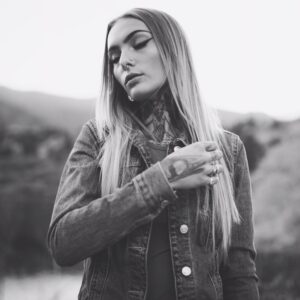 Daisy Coleman Instagram - Don’t tell me the moon is shining; show me the glint of light on broken glass.
📸 creds: @rickgallina