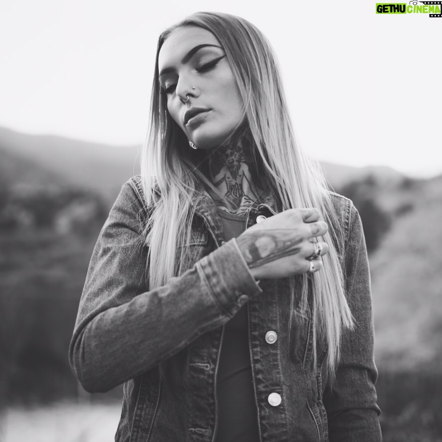 Daisy Coleman - 2.3K Likes - Don’t tell me the moon is shining; show me the glint of light on broken glass.
📸 creds: @rickgallina