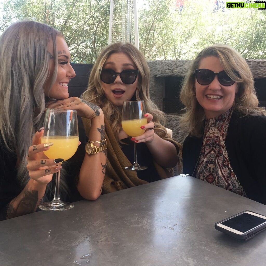 Daisy Coleman Instagram - Wasn’t our mimosa brunch adorbs?🥂🖤 • • • Los Angeles, California