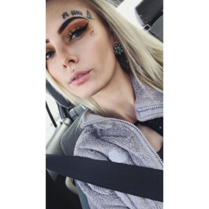 Daisy Coleman Instagram - Focusing on makeup and art a lot again lately 🙈
Who wants to know how to do this lovely apricot eye look? 🙋🏼‍♀️