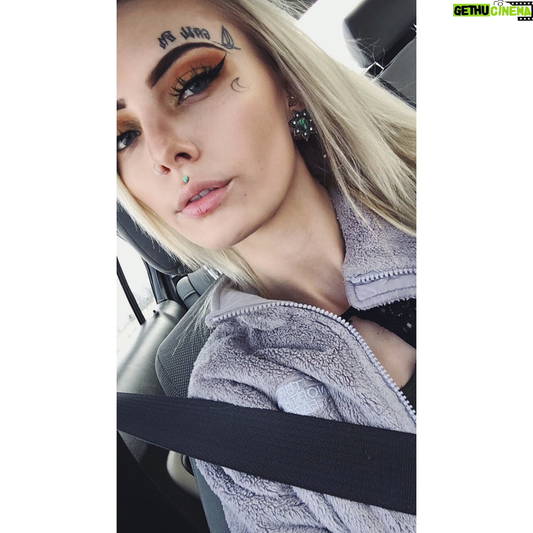 Daisy Coleman - 2.1K Likes - Focusing on makeup and art a lot again lately 🙈
Who wants to know how to do this lovely apricot eye look? 🙋🏼♀️