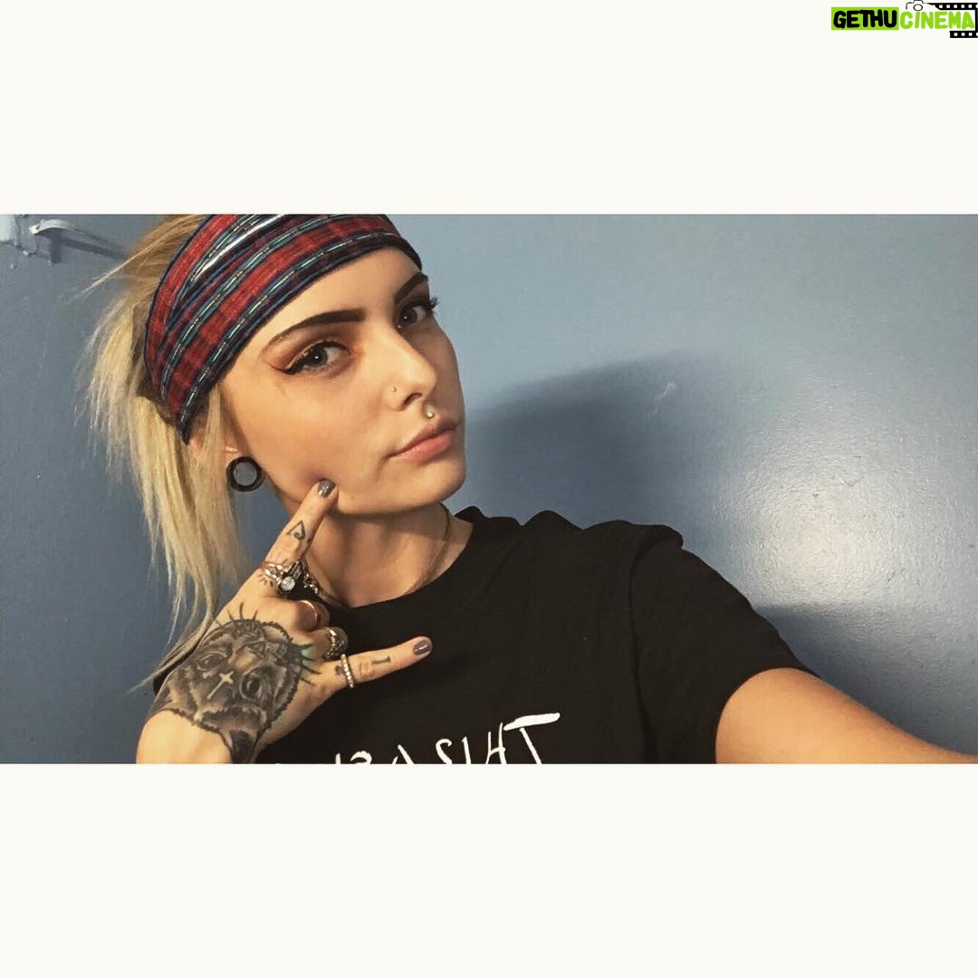 Daisy Coleman Instagram - I hope you’re all having a gnarly gnarleson yule and happy holidays ❤️🌙