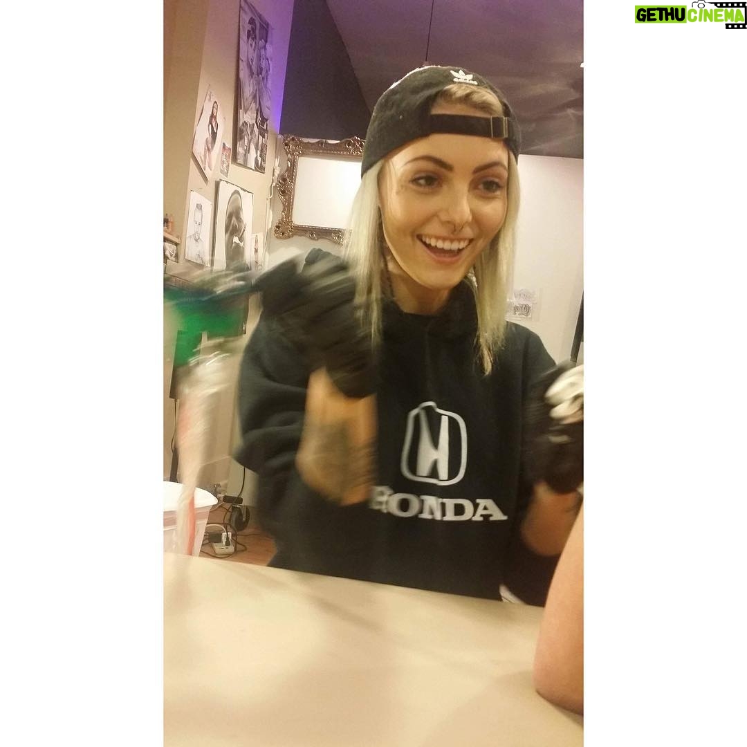 Daisy Coleman Instagram - When you just tattooing and enjoying life and the haters gotta try to make themselves relevant to feel important but you have not a single damn to give 😇🖕🏼