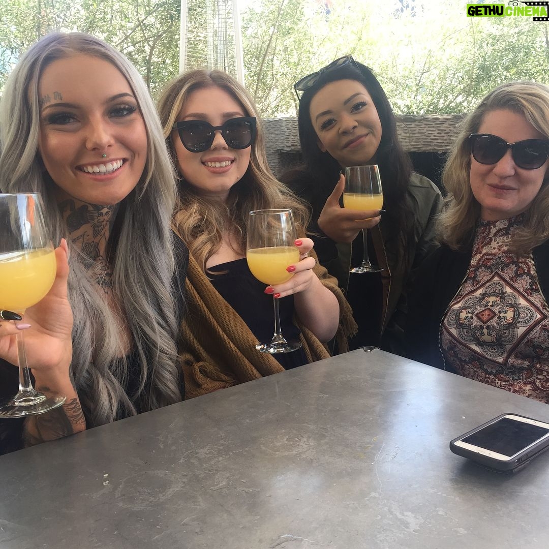 Daisy Coleman Instagram - Wasn’t our mimosa brunch adorbs?🥂🖤 • • • Los Angeles, California