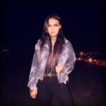 Daisy Coleman Instagram - ⚠️💛⚠️💛SUPORT YOUR LOCAL ARTIST💛⚠️💛⚠️ I absolutely am in love with this shirt and destructed denim jacket from @1147clothing 🥰 It’s perfect for this fall weather; get your own! • • • Use code cat1147 https://www.1147clothing.com/ Colorado Springs, Colorado