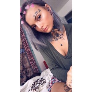 Daisy Coleman Instagram - Send dog pics pls 🖤