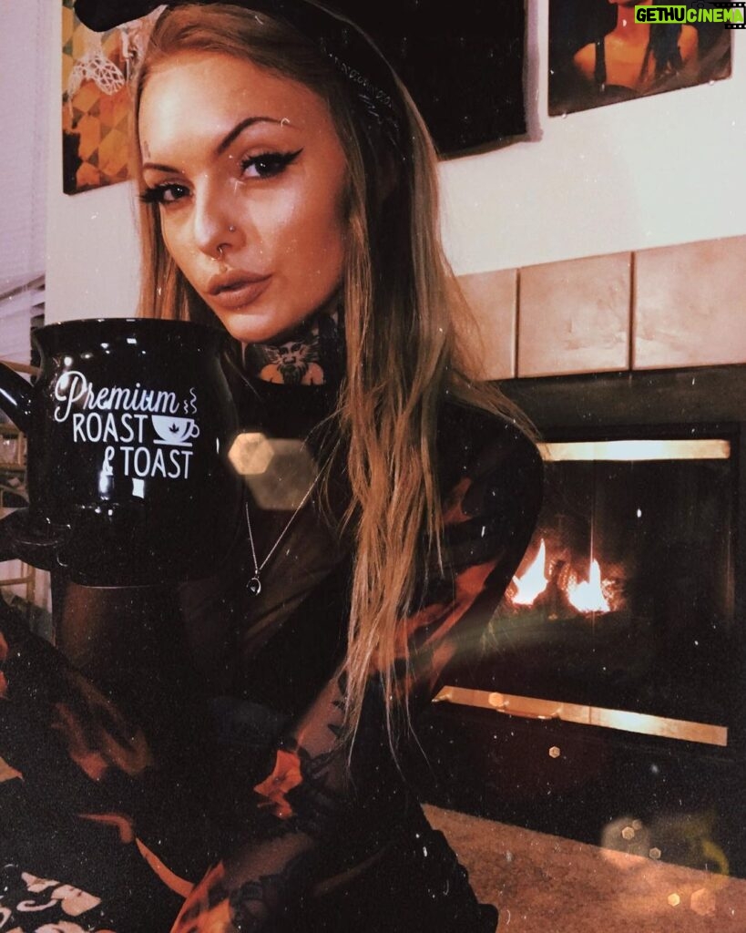 Daisy Coleman Instagram - What’s better than curling up next to the fireplace with a mug of hot coco while it’s snowing? The answer is curling up next to the fireplace with a mug of coco that I can smoke out of in my new socks from @inkedmag 😍 I think I might need five more of these because they’re just so perfect for the Holliday’s and stocking stuffers 🎅🏼🎄❄️❤️💚 #inkedholliday #inkedshop Use my code YOUNGCATTATTOOSINKEDHOLIDAY and link https://glnk.io/4y9/youngcattattoosinked to get a special discount 😍💚❤️