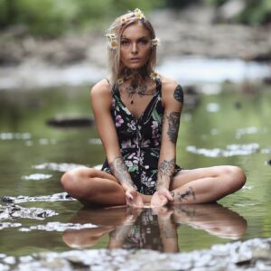Daisy Coleman Instagram - Pressure makes the pearl
•
•
•
#tattooedmodels #kcmo #kcmodels #naturephotography #thegreyprojects 📸 @photosbyeric