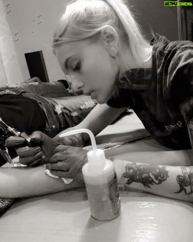 Daisy Coleman Instagram - Hi world! I’ll be visiting Colorado this upcoming week/weekend! On my list of stops, I will be checking out tattoo shops in Denver, Colorado Springs, and boulder! What’s your favorite Colorado tattoo shop that I should visit? ❤️🖤❤️🖤💉