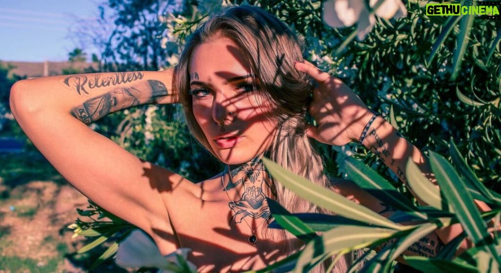 Daisy Coleman Instagram - Guys I have openings for tattoos in Los Angelos the 15th and 16th of August. Message me for details on times and availabilities 💖 Also @anne_gravino on those photo creds again 😍