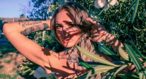 Daisy Coleman Instagram - Guys I have openings for tattoos in Los Angelos the 15th and 16th of August. 
Message me for details on times and availabilities 💖

Also @anne_gravino on those photo creds again 😍