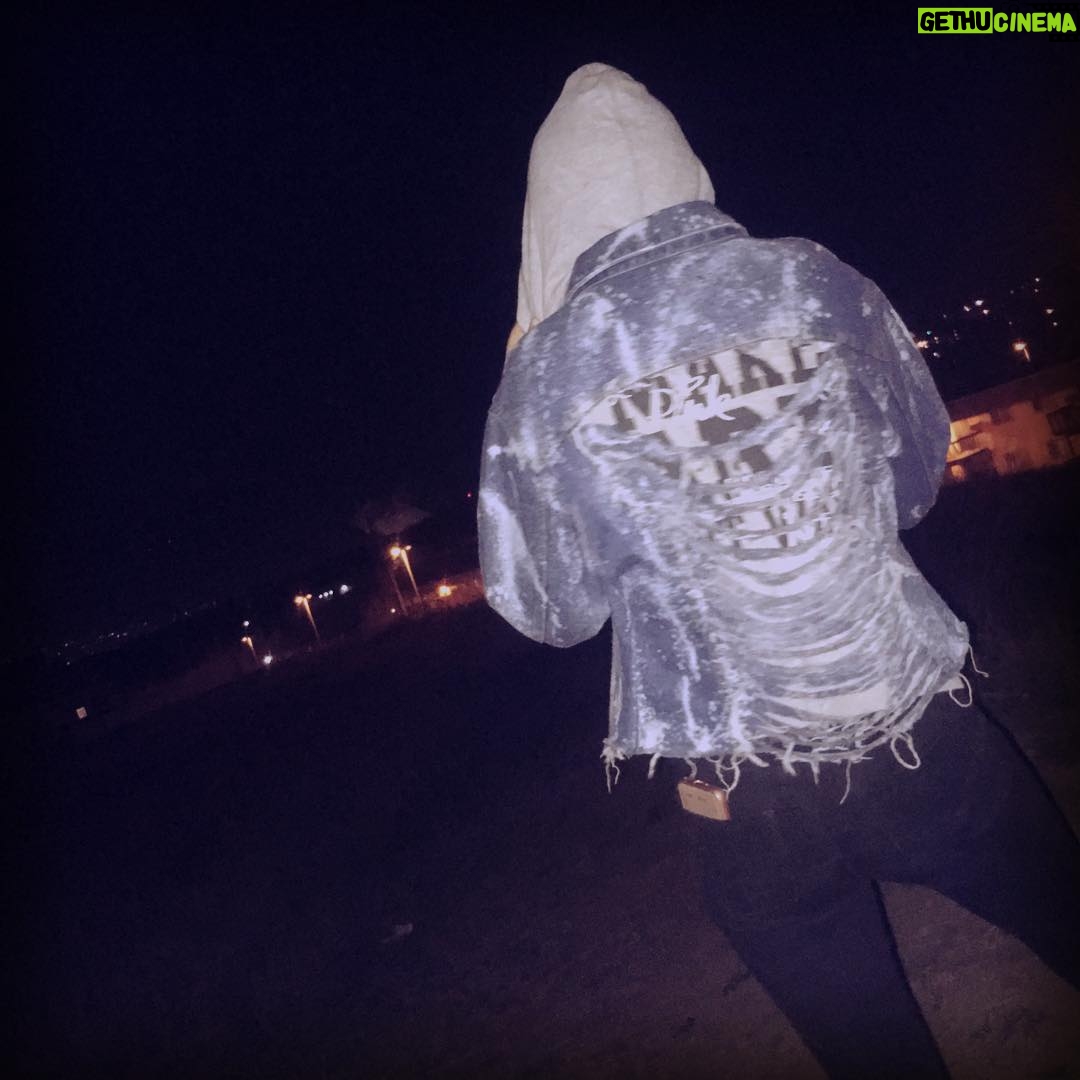 Daisy Coleman Instagram - ⚠️💛⚠️💛SUPORT YOUR LOCAL ARTIST💛⚠️💛⚠️ I absolutely am in love with this shirt and destructed denim jacket from @1147clothing 🥰 It’s perfect for this fall weather; get your own! • • • Use code cat1147 https://www.1147clothing.com/ Colorado Springs, Colorado