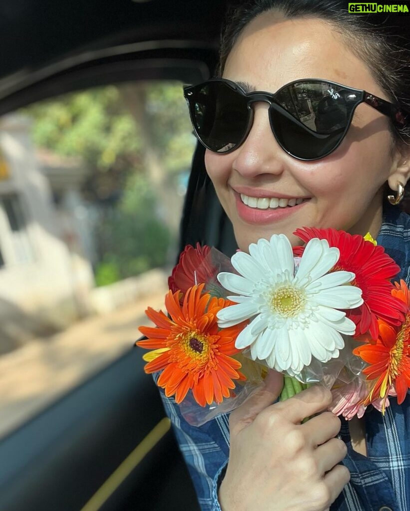 Daisy Shah Instagram - Reflecting on a year filled with highs and lows, but here we are, standing tall at the finish line of 2023. Grateful for the lessons, the laughter, and the strength that carried me through. As we bid farewell to this chapter, let’s welcome 2024 with an open heart and unwavering confidence. Here’s to new beginnings and fresh opportunities✨ . . . #byebye2023