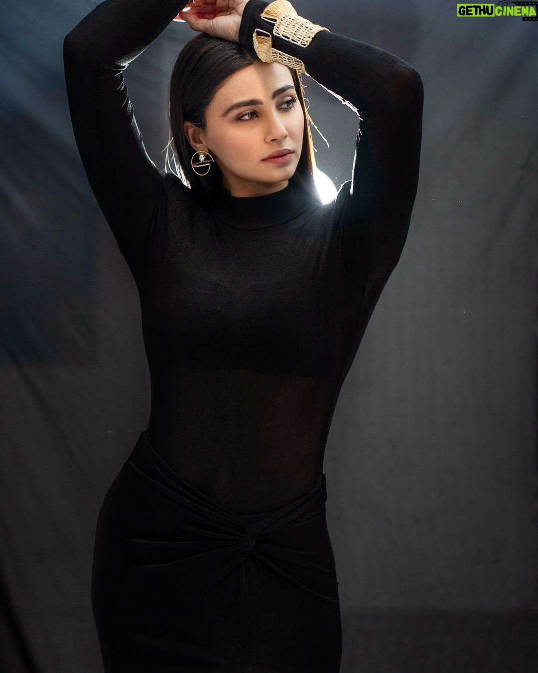 Daisy Shah Instagram - ♠️ . . . Outfit: @miakee.official Earrings n Ring : @azotiique Handcuff: @aestheeetical Stylist: @stylebysaachivj Team: @sanzimehta777 @styledbynikinagda Intern: @muskaanparakh MUA: @bugsbunny_17 Hair: @trivenihairstylist 📸: @arindamsikdar . . #daisyshah