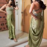 Daisy Shah Instagram - Alexa play ‘mehndi lagake rakhna’ 🎶 . . . Outfit: @babitamalkani x @viralmantra Mua: @makeoverbysejalthakkar Hair: @trivenihairstylist 📸: @nikunj_photography_ . . . #shaadikaseason #iykuk #daisyshah