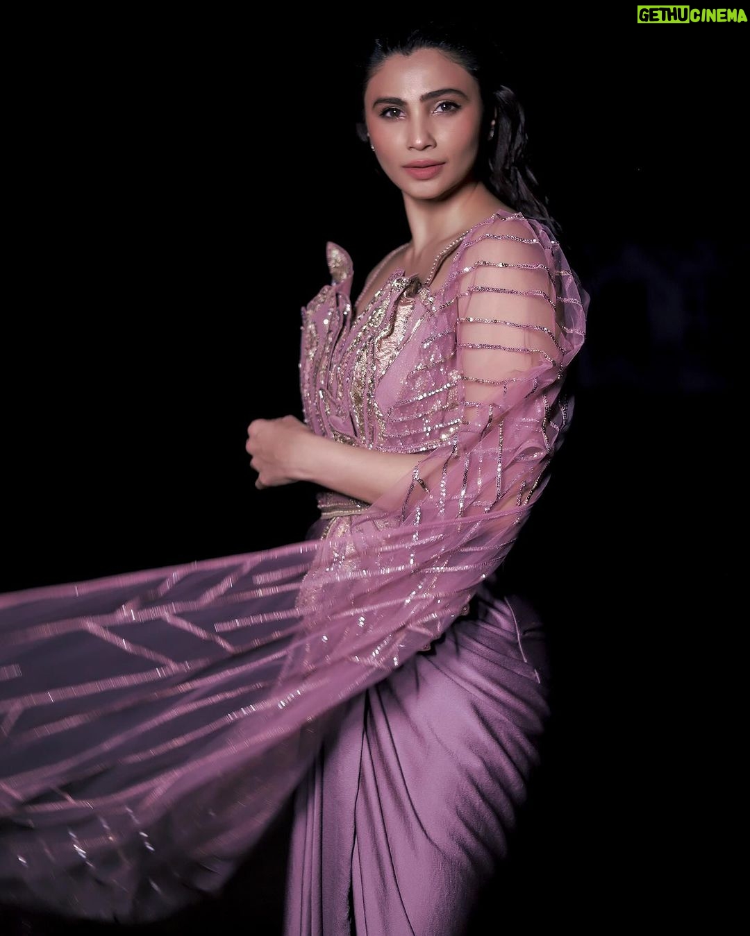 Daisy Shah Instagram - 🔮 . . . Wearing: @adaaraofficial Styled by: @trishadjani MUA: @makeupbyvinod Hair: @makeover_by_vrush 📸: @kunal_mohite_photography . . . #ITAawards #daisyshah
