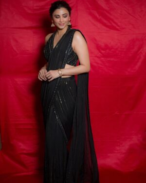 Daisy Shah Instagram - 🪔✨ दिवाली की हार्दिक शुभकामनाएँ 🪔✨
.
.
.
@chameeandpalak @koharbykanika @makeupbyvinod @trishadjani @makeupbyshaheenshaikh @portraitdeewana 
.
.
.
#diwali2023