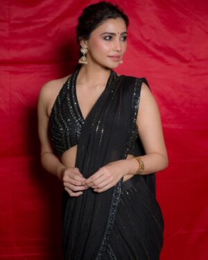 Daisy Shah Instagram - 🪔✨ दिवाली की हार्दिक शुभकामनाएँ 🪔✨
.
.
.
@chameeandpalak @koharbykanika @makeupbyvinod @trishadjani @makeupbyshaheenshaikh @portraitdeewana 
.
.
.
#diwali2023