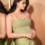 Daisy Shah Instagram - Alexa play ‘mehndi lagake rakhna’ 🎶 . . . Outfit: @babitamalkani x @viralmantra Mua: @makeoverbysejalthakkar Hair: @trivenihairstylist 📸: @nikunj_photography_ . . . #shaadikaseason #iykuk #daisyshah