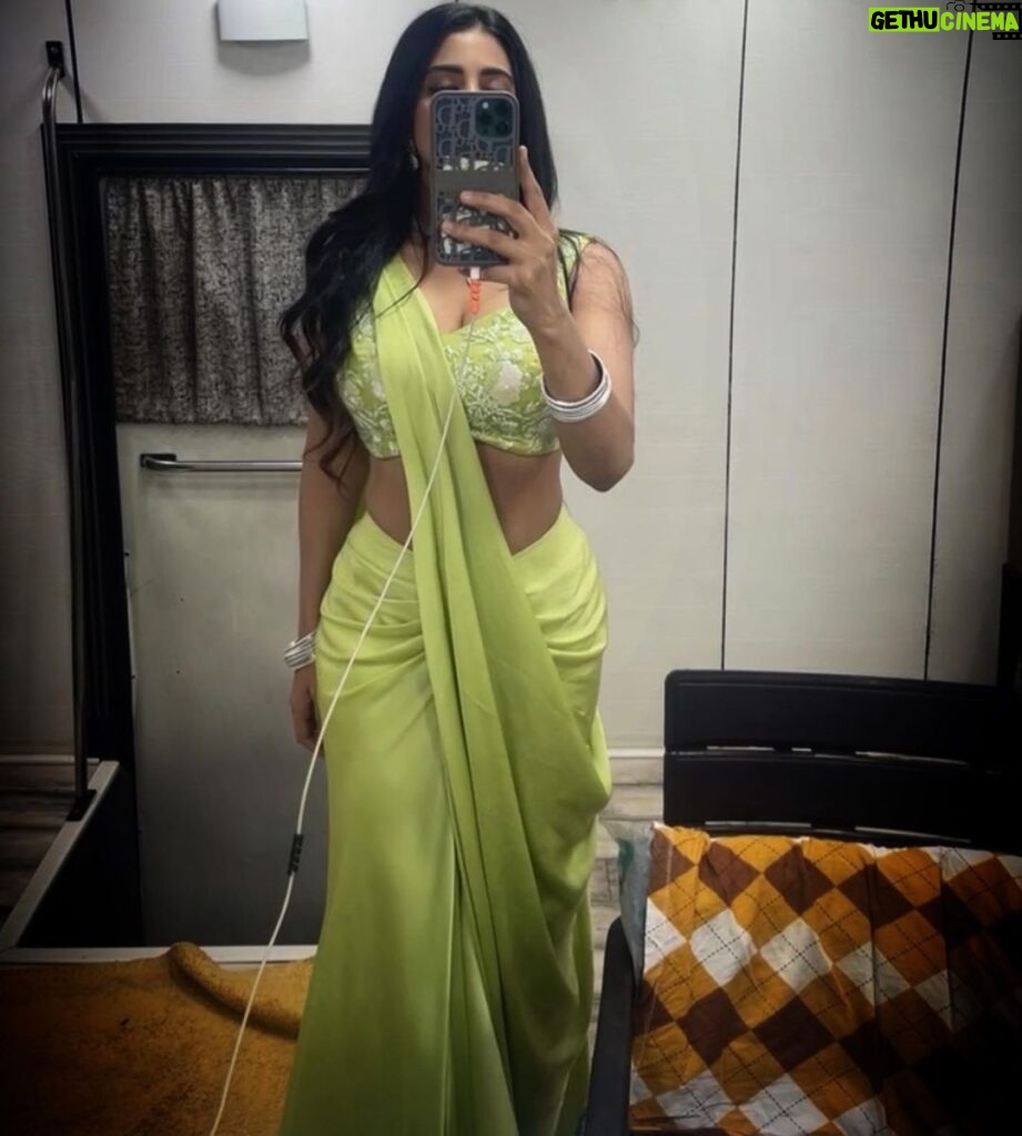 Daksha Nagarkar Instagram - Do not be lazy, keep it desi . . Stylist - Saranya_raov Outfit - prashantikumarlabel Accessories - trinkaholic #dakshanagarkar #love #happy #saree #mirrorselfie #selfie #shotoniphone #instagram #instagood #instalike #instadaily