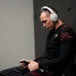 Damir Ismagulov Instagram – За пару часов до боя в раздевалке. Одно из моих любимых состояний, когда уже ничего не важно и ты борешься сам с собой , со своим страхом, находясь за тысячи километров от дома…